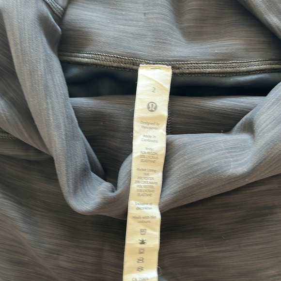 Lululemon high waist wunder under shorts. Like new size 2 - Picture 2 of 3